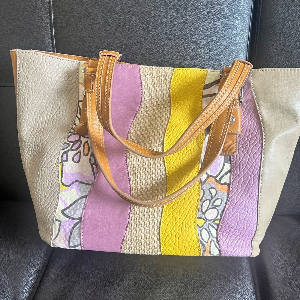 Brand new bag from Relic.
Has comfy straps and center divider. - Picture 2 of 3